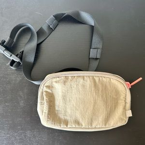 Lululemon-Mini Belt Bag Stone w/black straps